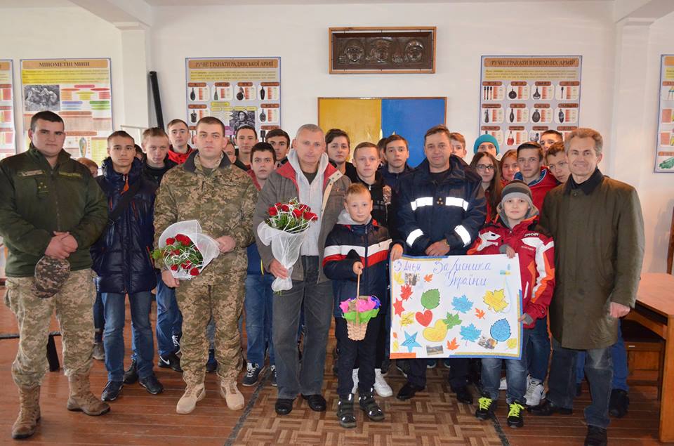 У Дрогобичі діти привітали захисників України з професіним святом. ФОТО