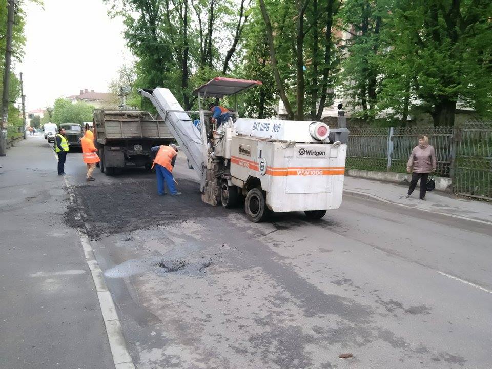 Дефекти дорожнього покриття на вул. Л. Українки усувають за кошти фірми-підрядника. ФОТО