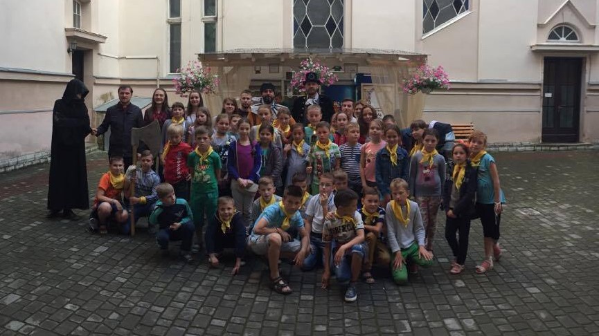 Діти з християнського табору відвідали театралізовану екскурсію Дрогобицького ТІЦу