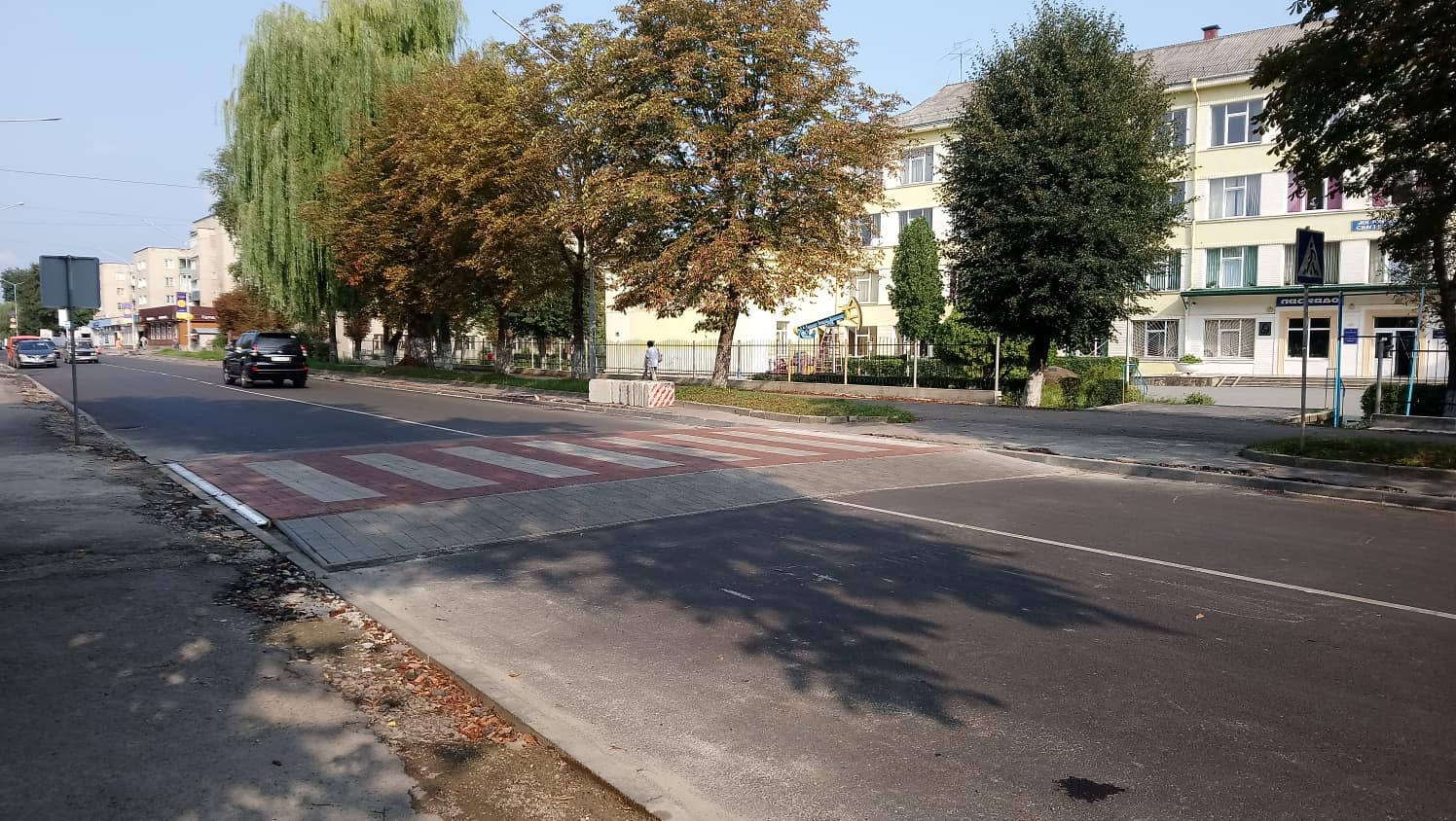 На вулиці Михайла Грушевського облаштували перший піднятий пішохід у Дрогобичі. ФОТО