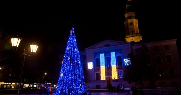 Вже сьогодні головна ялинка Дрогобича засяє новорічними вогнями