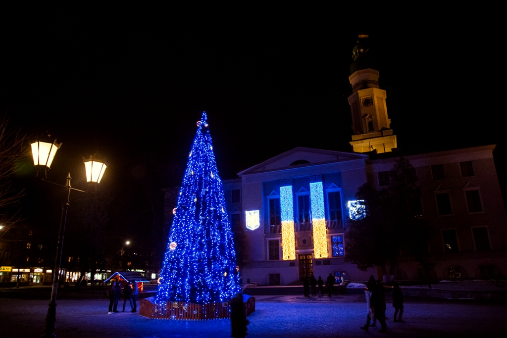Різдвяну атмосферу на центральній площі Дрогобича доповнили звучанням українських колядок