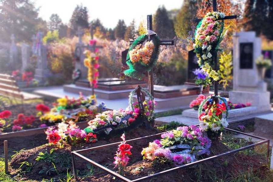 Дрогобичан закликають утриматися від вшанування пам’яті померлих штучними вінками та квітами