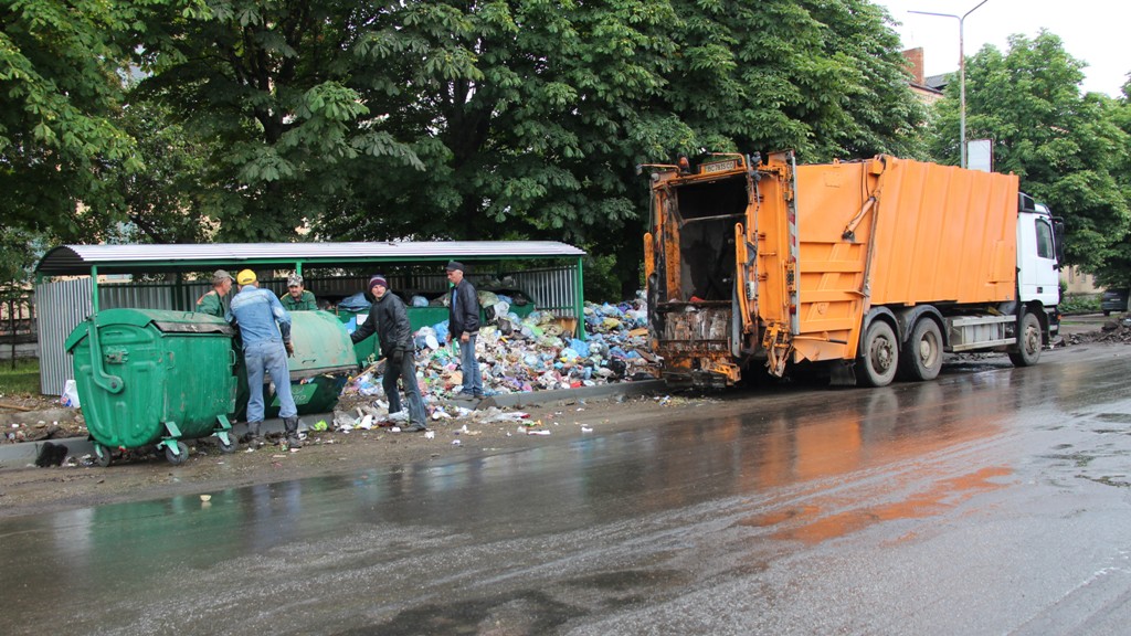 У Дрогобичі частково вивозять сміття з вулиць міста. ВІДЕО