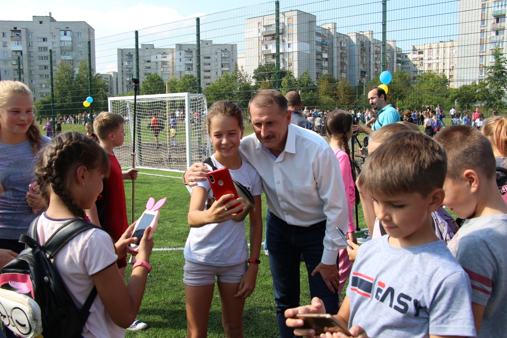 Дрогобицька гімназія №17 у другий тиждень навчання отримала сучасний футбольний майданчик. ФОТО. ВІДЕО