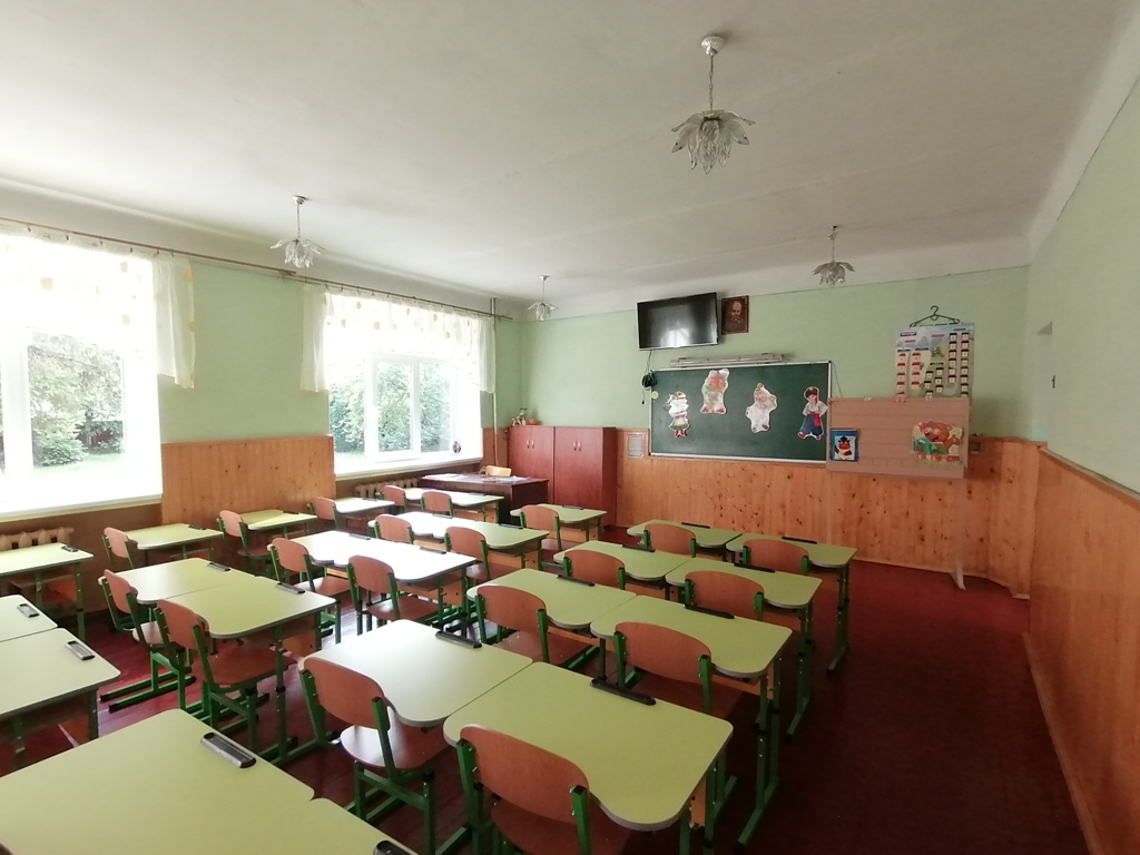 90% навчальних кабінетів ЗОШ №1 у Дрогобичі забезпечені плазмовими телевізорами або інтерактивними дошками, — результати інспекції з готовності до нового навчального року. ФОТО