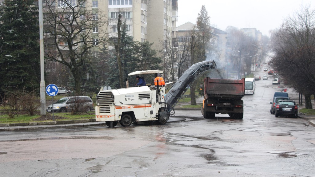 У Дрогобичі підрядника, який виконував ремонтні роботи дорожнього покриття, зобов’язали усунути дефекти за власні кошти. ФОТО