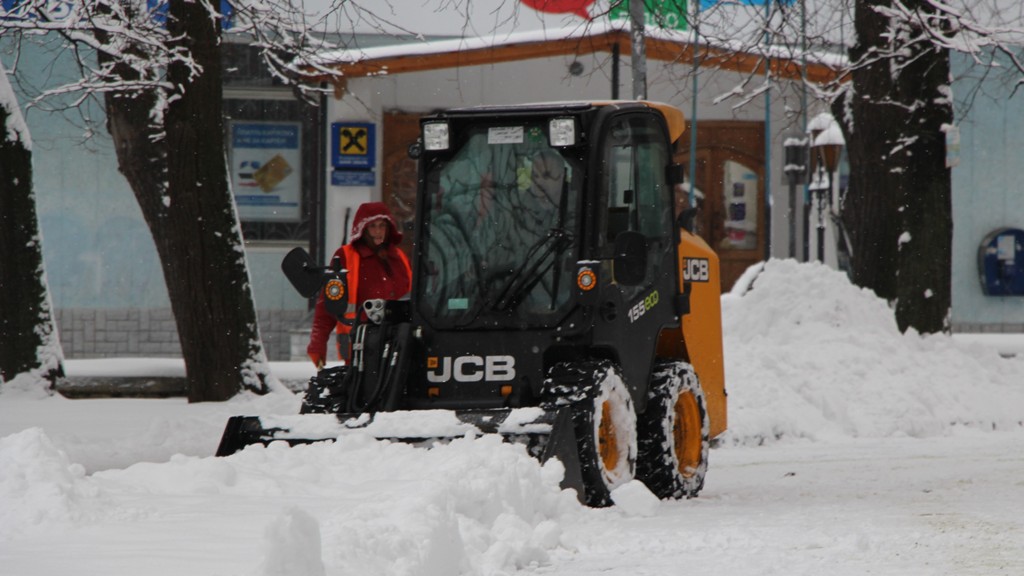 Для координації роботи спецтехніки, яка розчищає дороги від снігу, просимо дрогобичан повідомляти відповідальних осіб КП «КМГ»