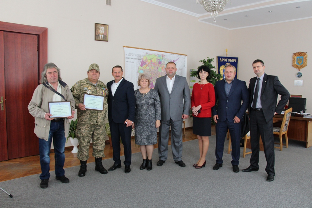 У Дрогобичі двоє воїнів-інтернаціоналістів отримали сертифікати для придбання житла на суму більше, ніж півтора мільйона гривень. ФОТО