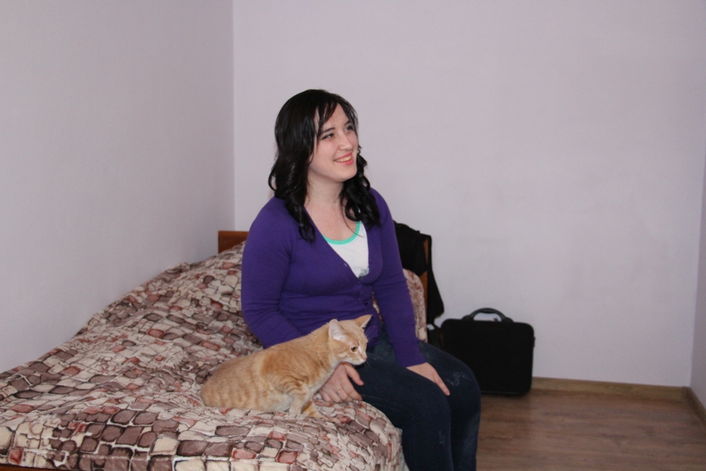 У Дрогобичі дівчині з інвалідністю, яка позбавлена батьківського піклування, вручили ключі від нової квартири. ФОТО