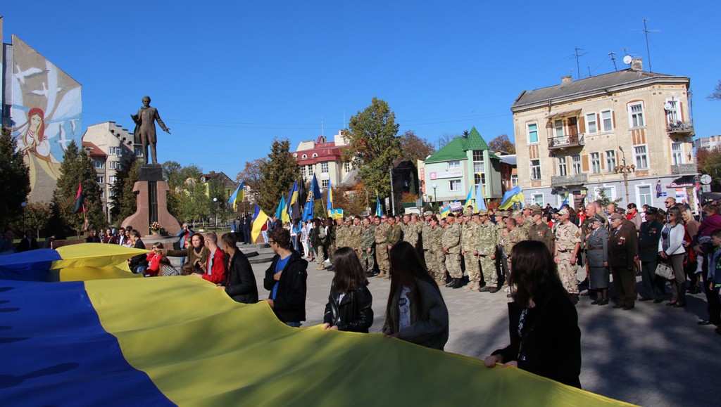 ﻿Урочистою ходою, вічем та святковим концертом у Дрогобичі відзначили День захисника України та 76-річницю створення УПА. ФОТО