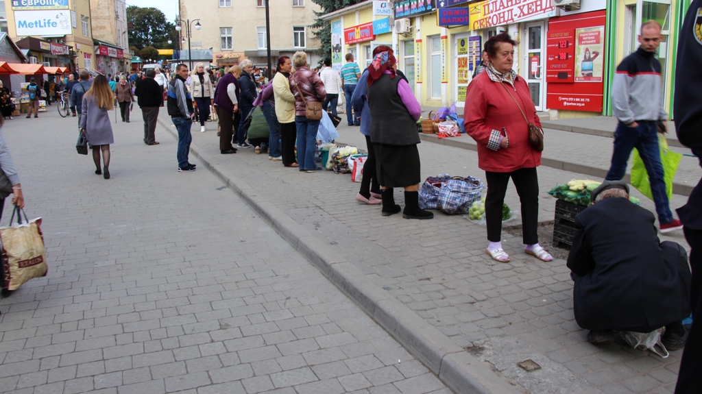 Підприємців Дрогобича закликають протидіяти стихійним торговцям у місті. ФОТО. ВІДЕО