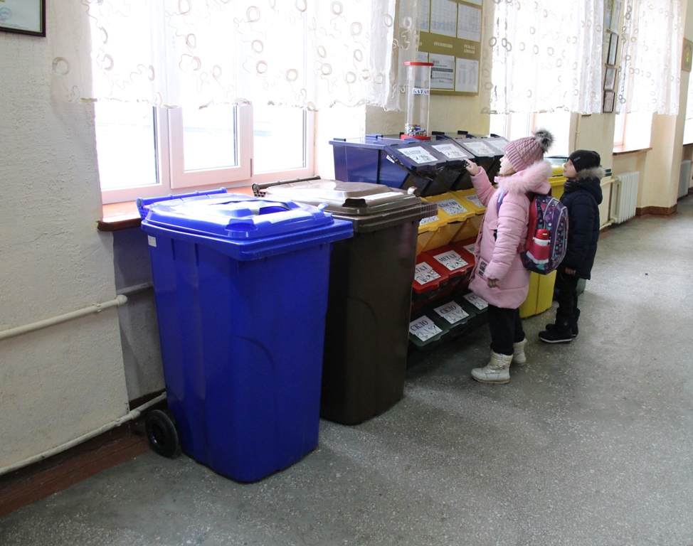 Перші 8 контейнерів для роздільного сортування сміття встановили у третій, четвертій школах та дитсадку №30 міста Дрогобича. ФОТО