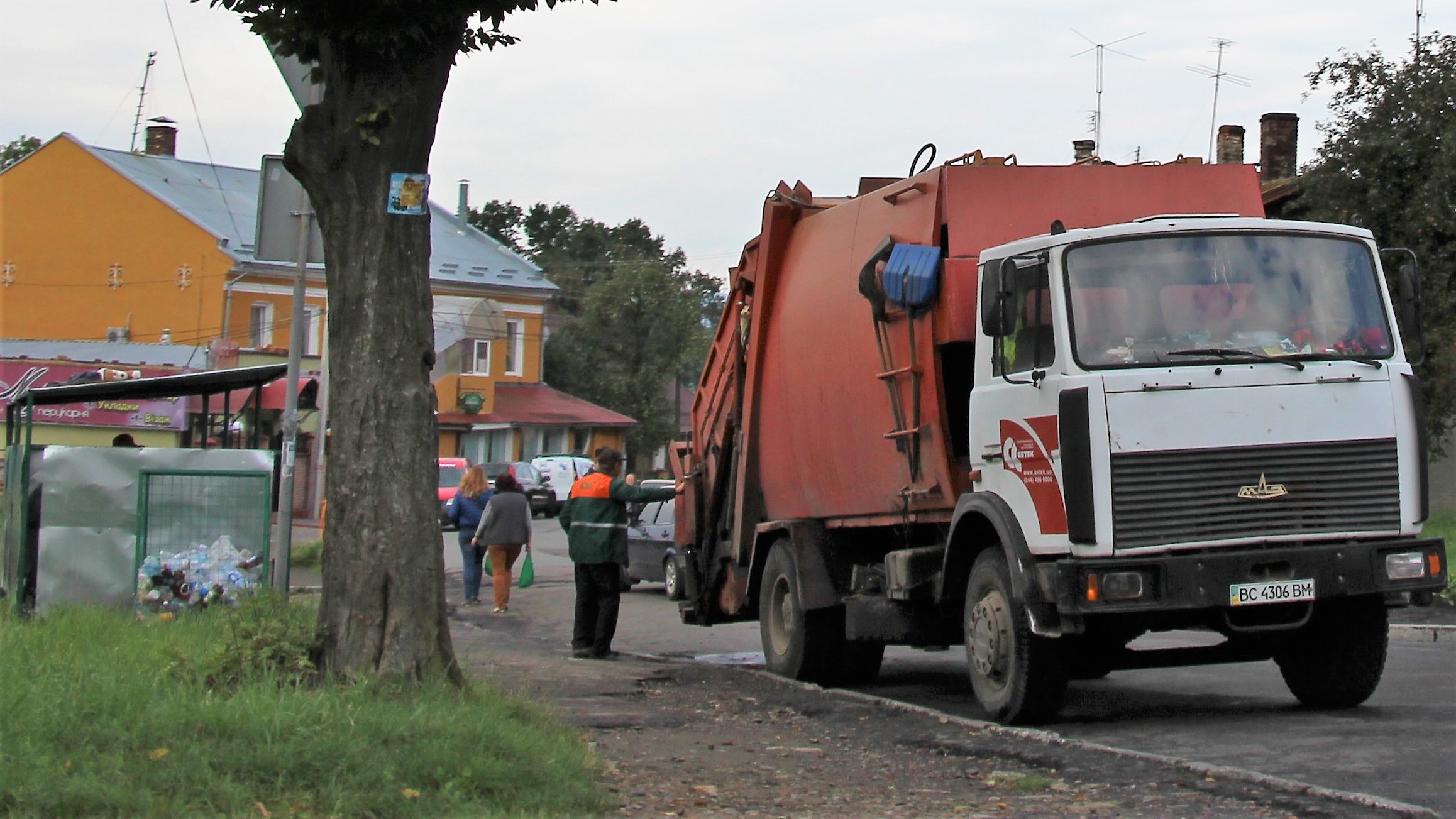 Сміття з вулиць Дрогобича  приберуть до 6 квітня, — повідомили у КП «КМГ»