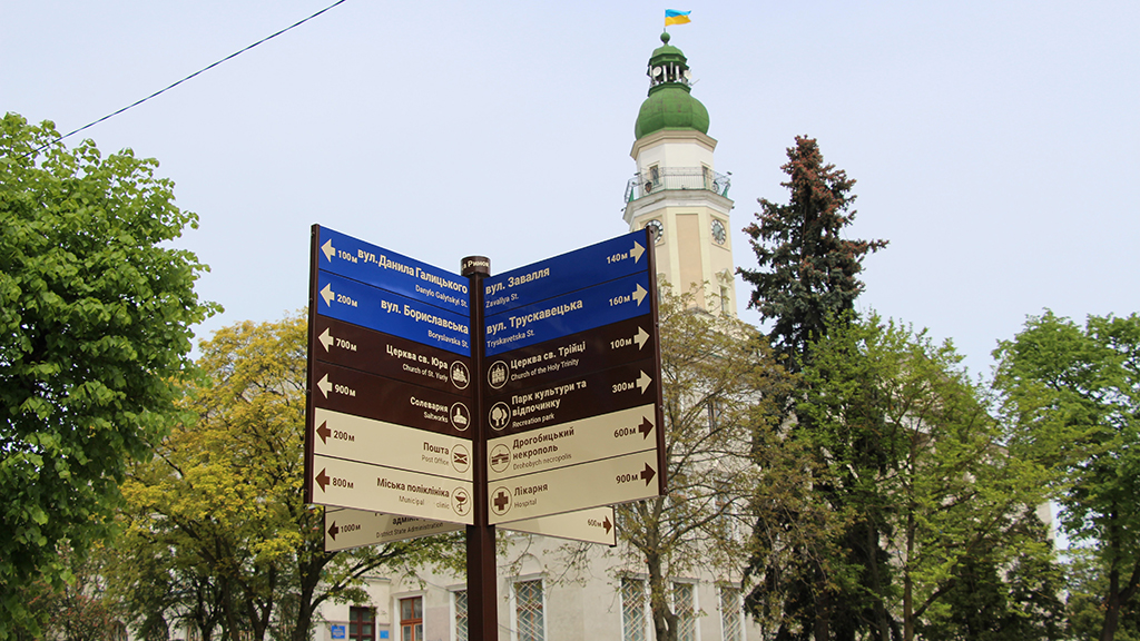 Туристи є, а парковок немає. У центральній частині Дрогобича облаштують парковку для туристичних автобусів