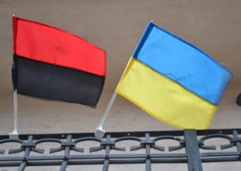 День захисника України: Жовто-блакитний та червоно-чорний прапори на будівлях, офісах та установах міста