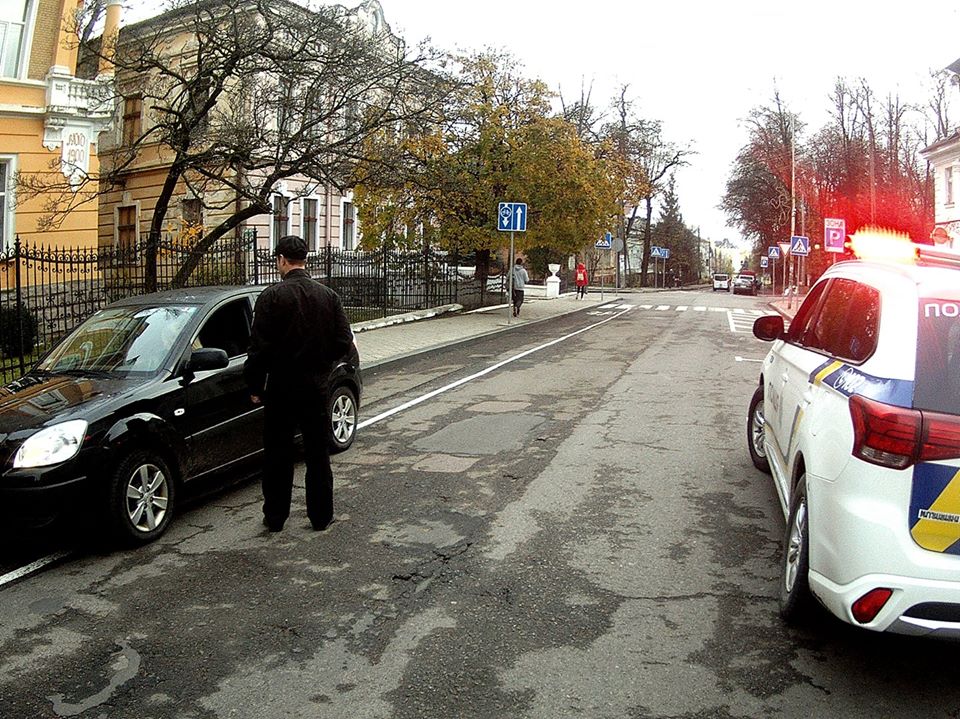 «10 штрафів за 30 хвилин»: На вул. І.Франка водіїв-порушників правил паркування штрафували