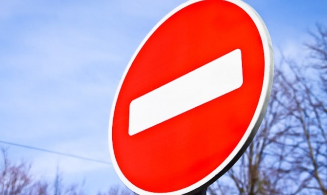 Нові дорожні знаки для водіїв та пішоходів встановлять на 3 центральних вулицях Дрогобича