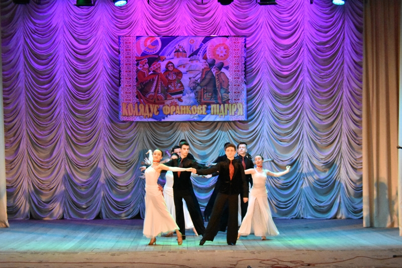 Народний ансамбль бального танцю «Оксамит» , керівник Леся Калічак.