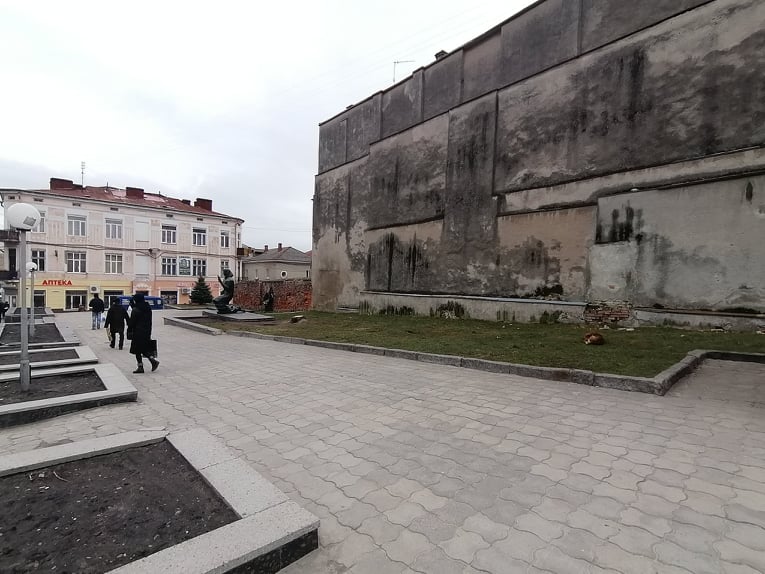 Ялина, яку зрізали на вул. Ковальській, становила загрозу для пішоходів