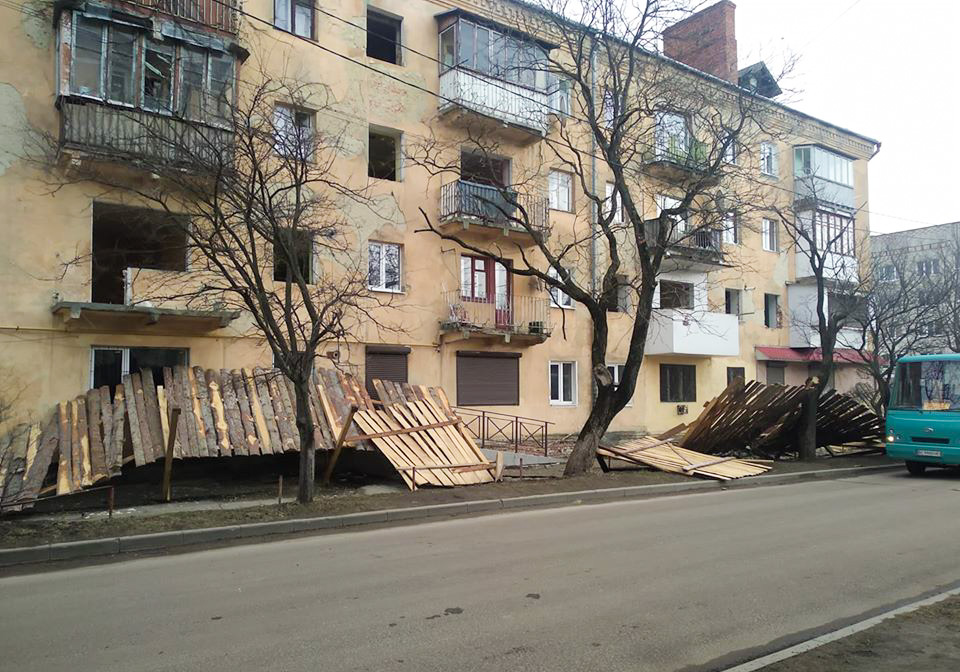 Повалену вітром огорожу навколо будинку 101/1 на вул. М. Грушевського відновлюватимуть сьогодні