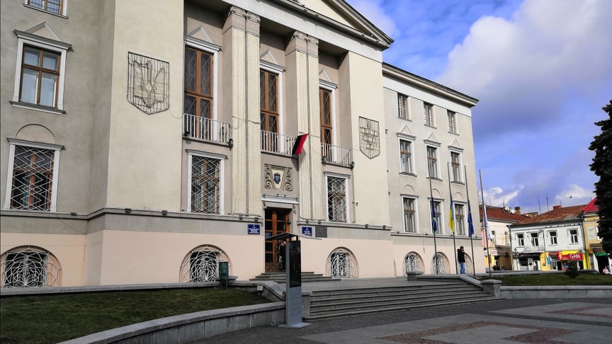 Приспущені прапори біля Ратуші: Дрогобич долучається до 70-роковин пам’яті Романа Шухевича