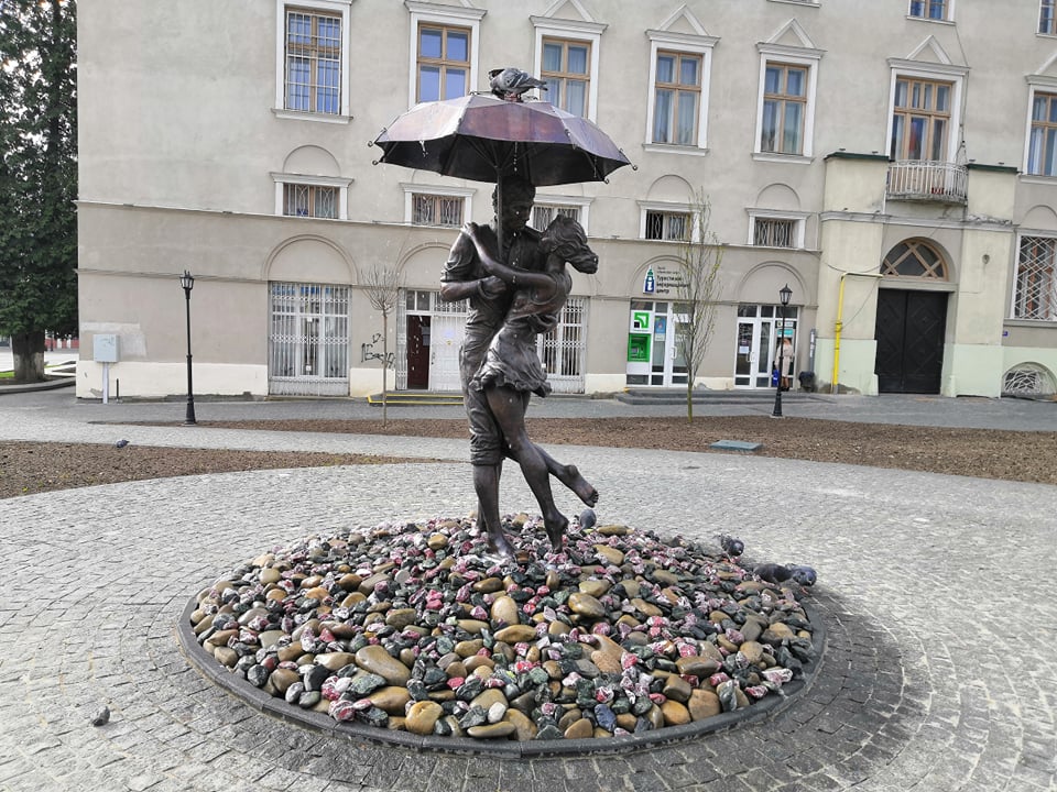 На Великдень у Дрогобичі запрацював фонтан «Закохана пара під дощем»