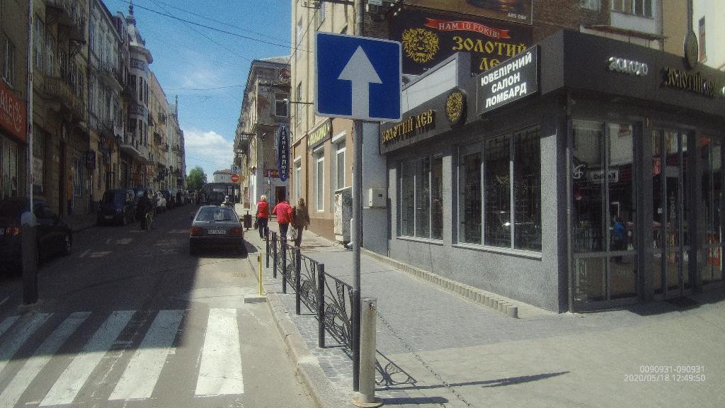 На вулиці Івана Мазепи пошкодили нововстановлений шлагбаум: Особу винуватця встановили