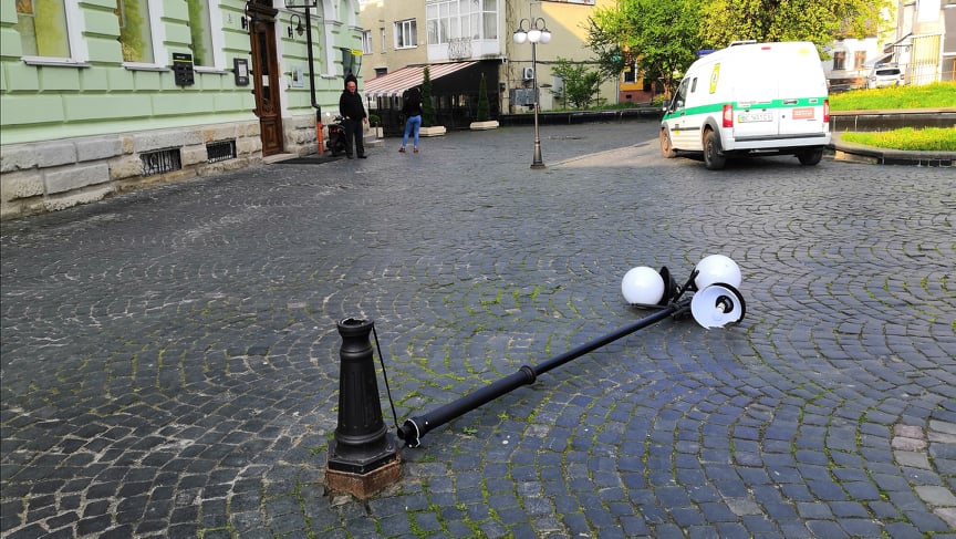 Вандали пошкодили ліхтар на площі Замкова Гора: Є відеодоказ
