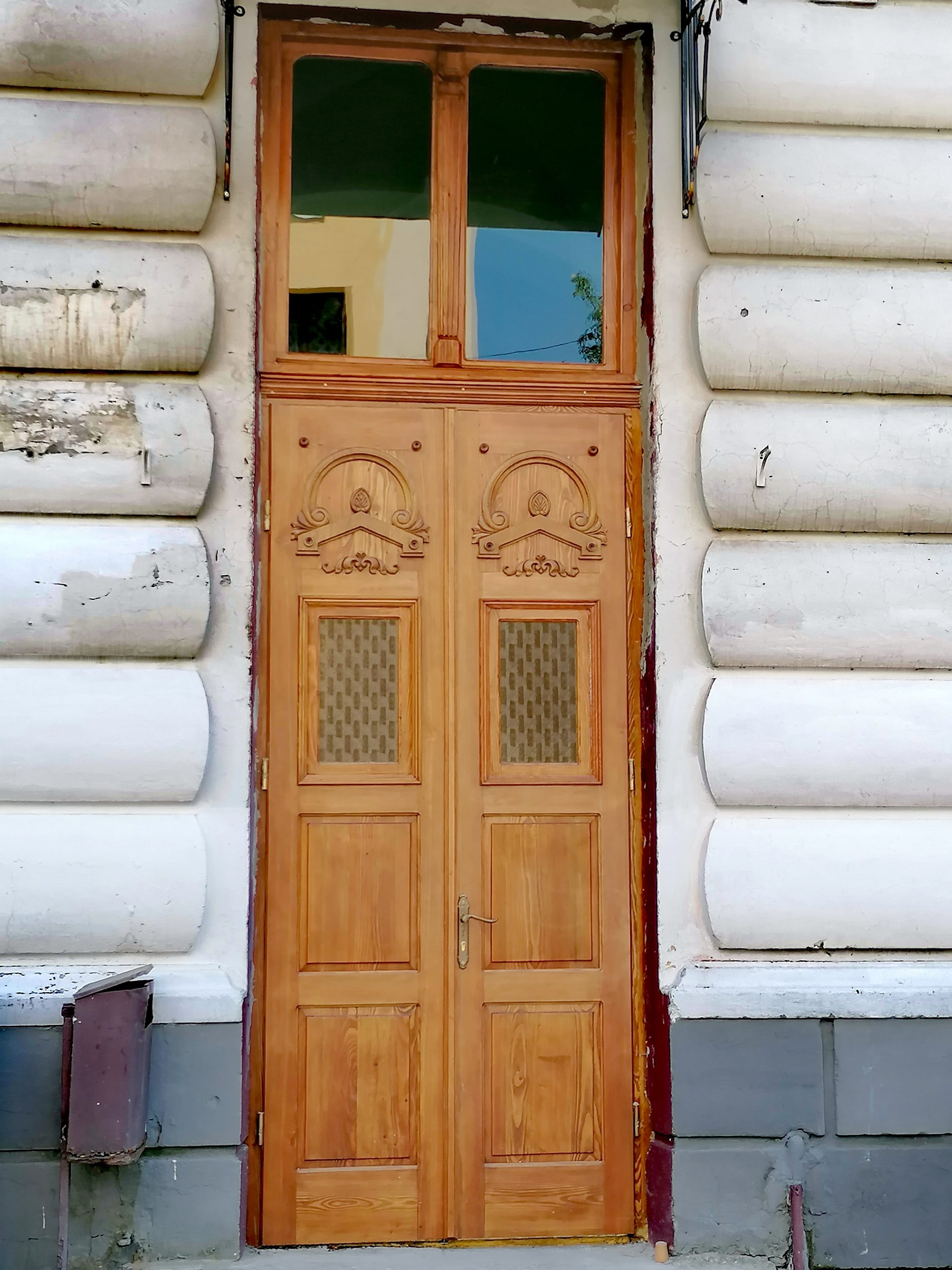 У Дрогобицькому ліцеї №3 відреставрували автентичні дерев`яні двері