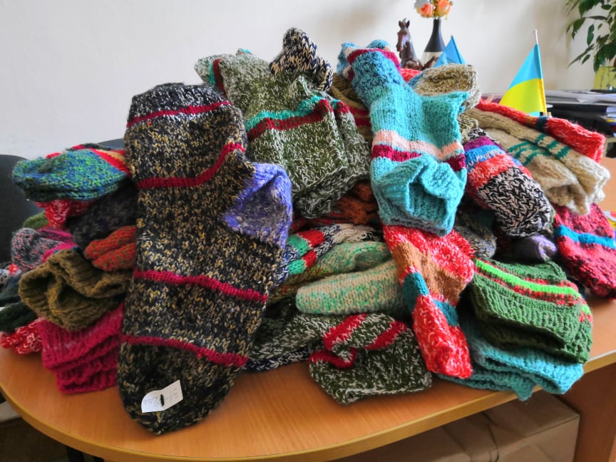 Пів тисячі в`язаних шкарпеток для воїнів: Літня дрогобичанка продовжує турбуватися про захисників Укарїни