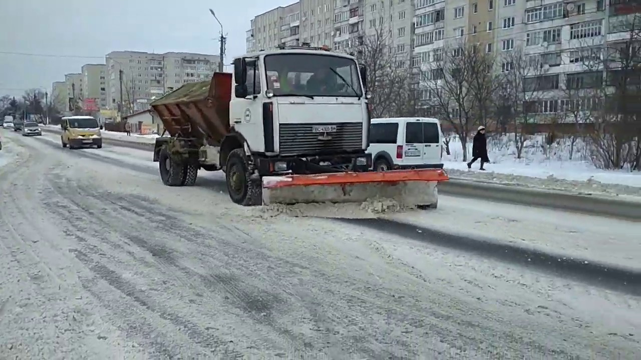 Зима не застала зненацька: комунальники з першим снігопадом приступили до розчистки та посипання доріг