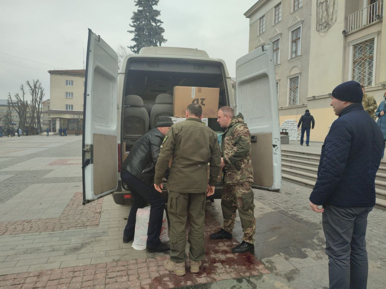 Об’єднані війною: Дрогобич відправив вантажівку із речами першої необхідності для розбомбленого Василькова