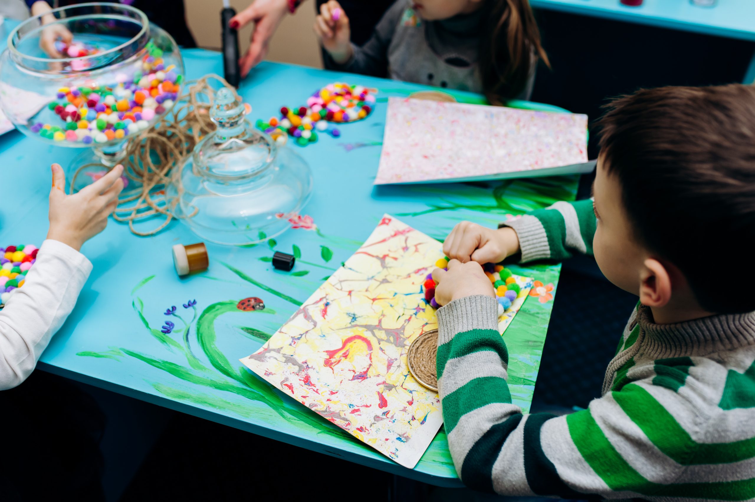 Для дітей переселенців у Дрогобичі організовують дозвілля: майстер-класи, читання та психологічну підтримку
