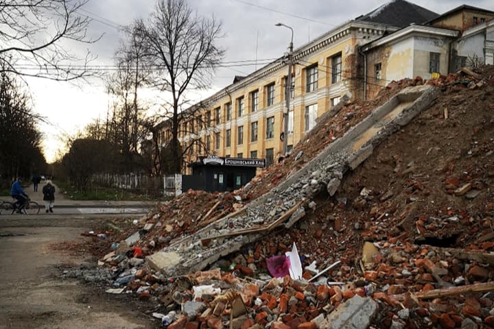 Залишки зруйнованого будинку на Грушевського, 101/1 планують використати для підсипки доріг у громаді