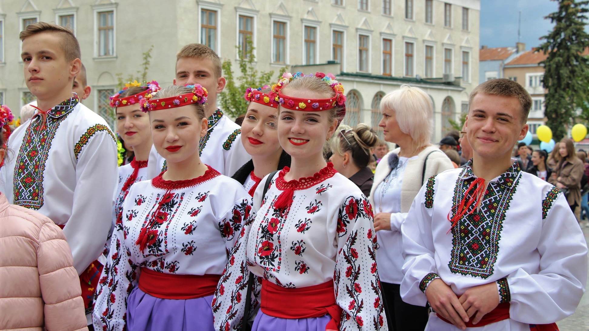Плекати своє українське: на День вишиванки містян закликають вдягнути національний одяг та долучитись до патріотичних заходів