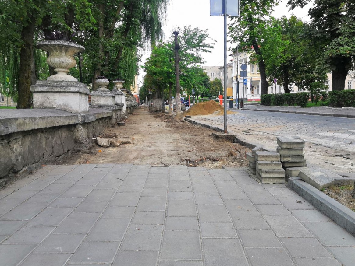 На вулиці Тараса Шевченка у Дрогобичі ремонтують частину тротуару
