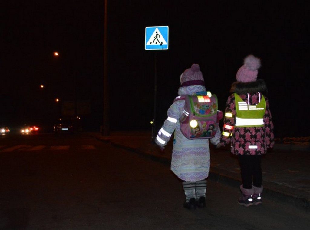 Будь помітним у темну пору доби: мешканців громади закликають носити світловідбивачі на одязі