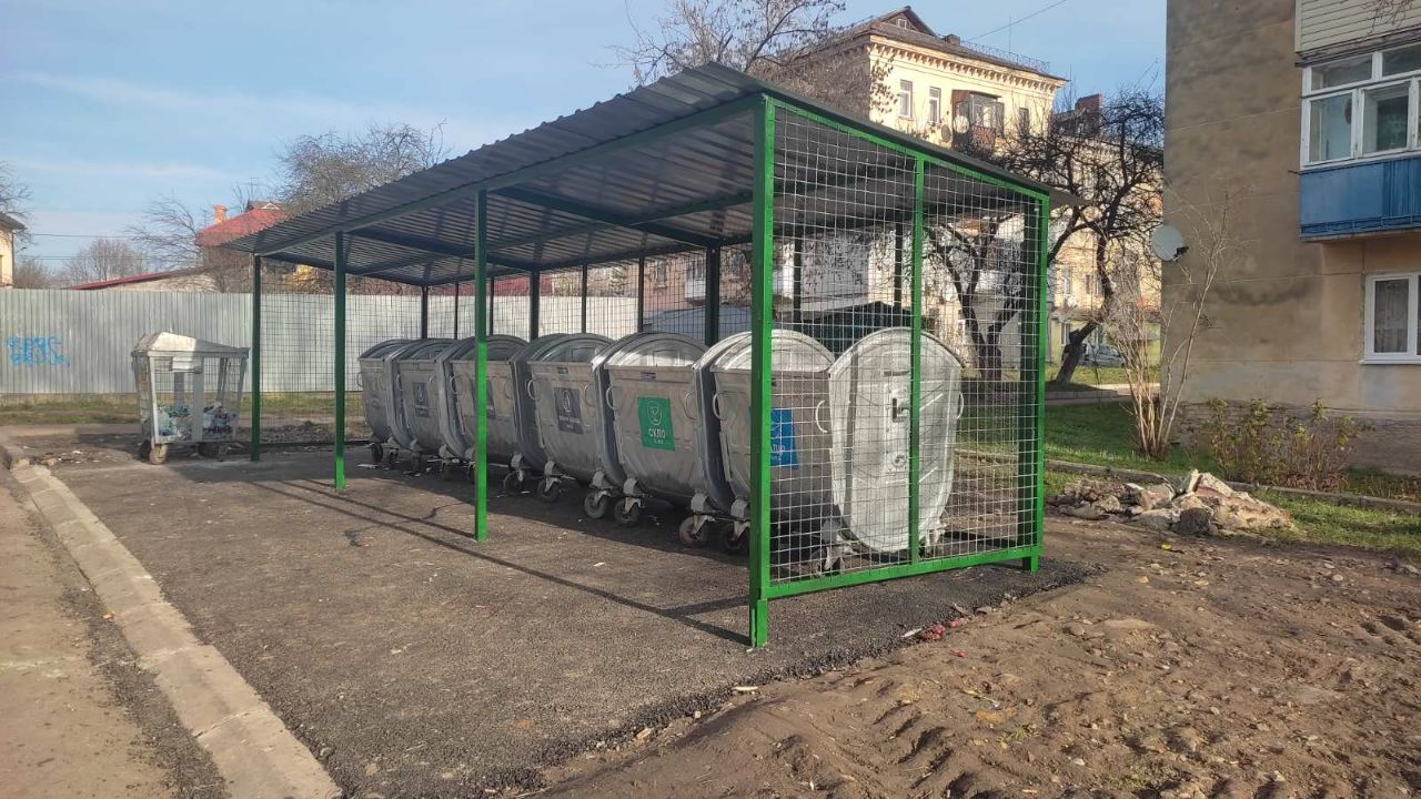 На вулиці Крушельницької в Дрогобичі оновили сміттєвий майданчик