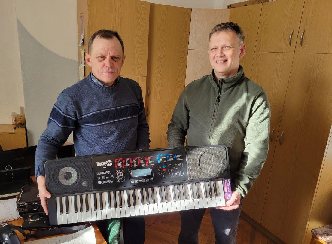 Благодійники з Італії передали музичній школі Дрогобича синтезатор