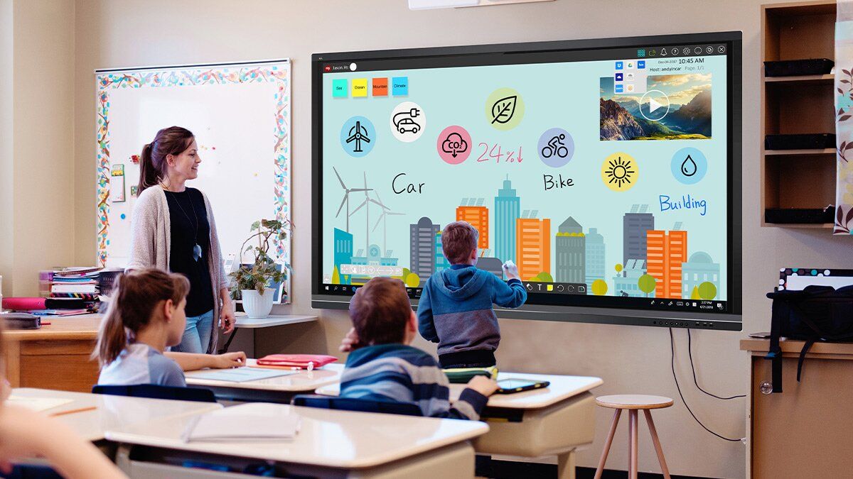 З турботою про якісне навчання дітей: Стебницька гімназія №6 отримає сучасну інтерактивну мультимедійну дошку