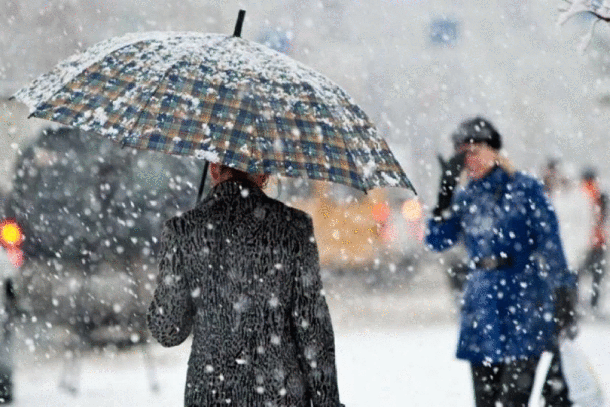 Мокрий сніг та ожеледиця: синоптики прогнозують погіршення погодних умов