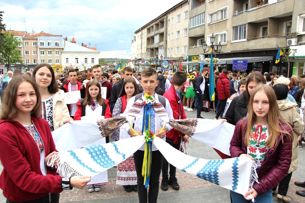 Завтра у Дрогобичі відзначать День вишиванки: молодь закликають зробити патріотичні фото в національному вбранні