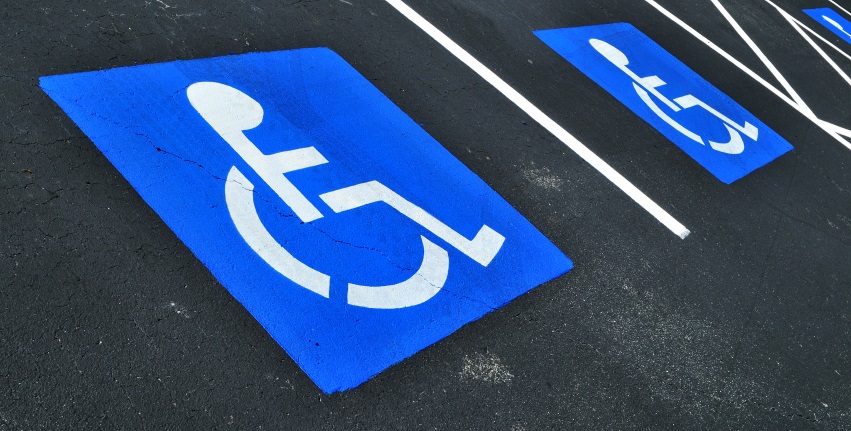 Де і кому можна паркуватись на місця для людей з інвалідністю та які штрафи передбачають за порушення?