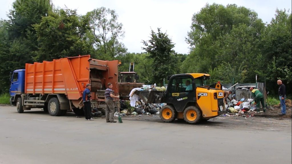 Вивезення ТПВ з сміттєвих майданчиків Дрогобича проводиться із запізненням: яка причина затримки?