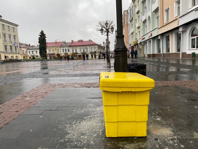 Підготовка до зими розпочата: комунальники Дрогобича готують снігоочисну техніку та закупляють піскосуміш