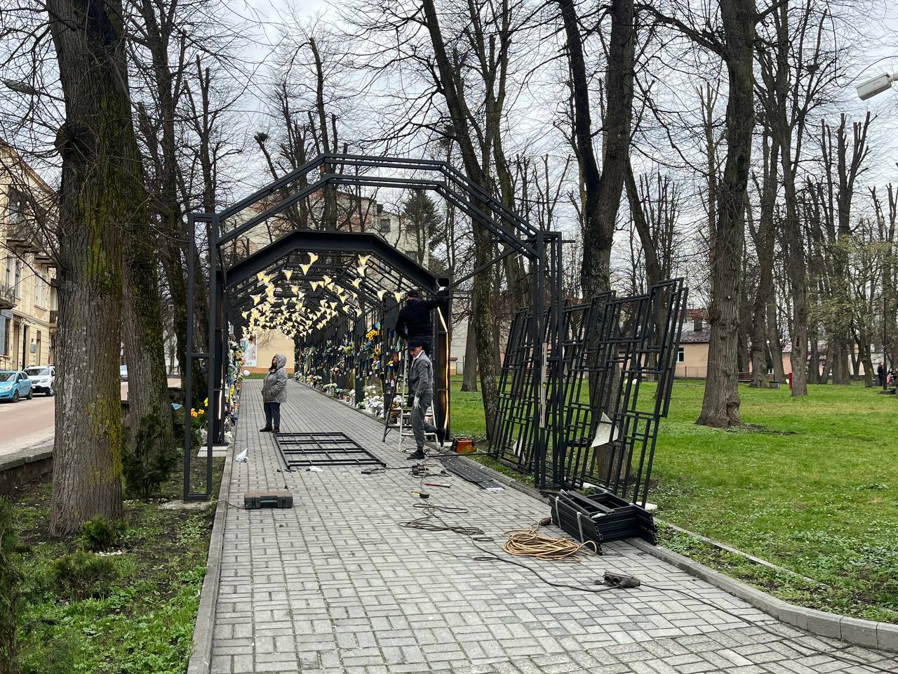 У Дрогобичі тривають роботи з реконструкції Алеї пам’яті: її доповнять новими портретами полеглих захисників України